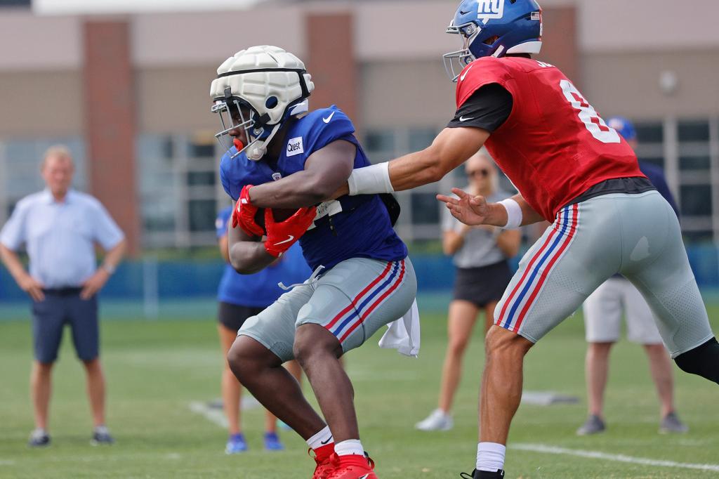 Devin Singletary will enter 2024 as the Giants’ top running back with Saquon Barkley gone.