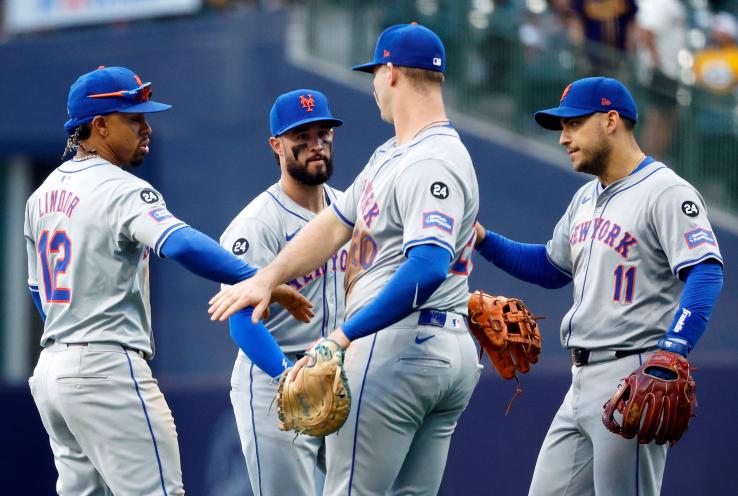 New York Mets shortstop Francisco Lindor (L) and his teammates celebrates their win against Milwaukee Brewers in the ninth inning at American Family Field in Milwaukee, WI, USA, Sunday, September 29, 2024.