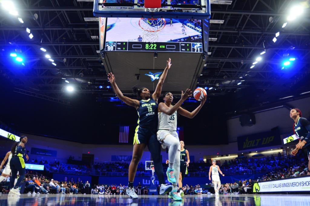 Jonquel Jones #35 of the New York Liberty drives to the basket during the game against the Dallas Wings on September 10, 2024.