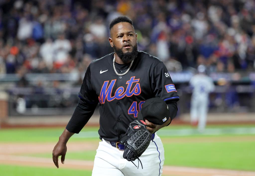 New York Mets starting pitcher Luis Severino #40 reacts as he walks off the mound after ending the first inning.