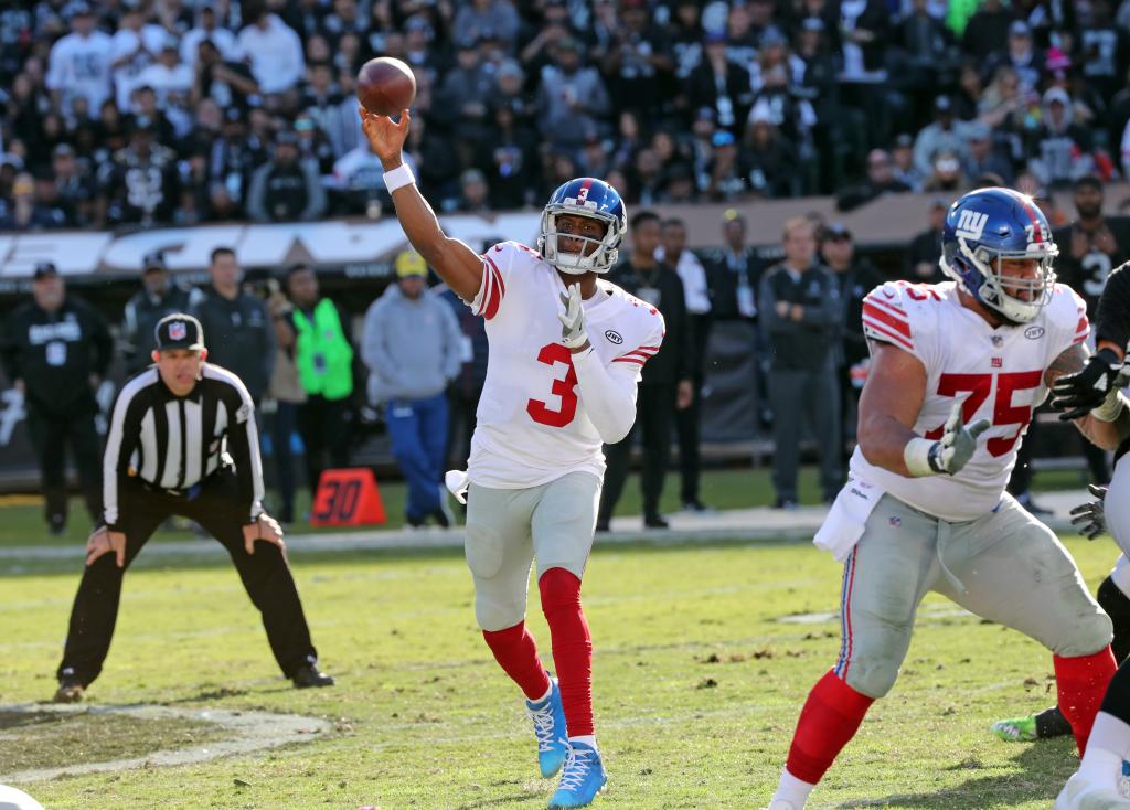 New York Giants quarterback Geno Smith #3 throwing a pass in the 2nd quarter.