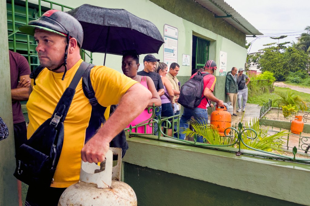 People line up to fill their liquefied gas tanks -in permanent shortage- in Matanzas, Cuba, on October 18, 2024