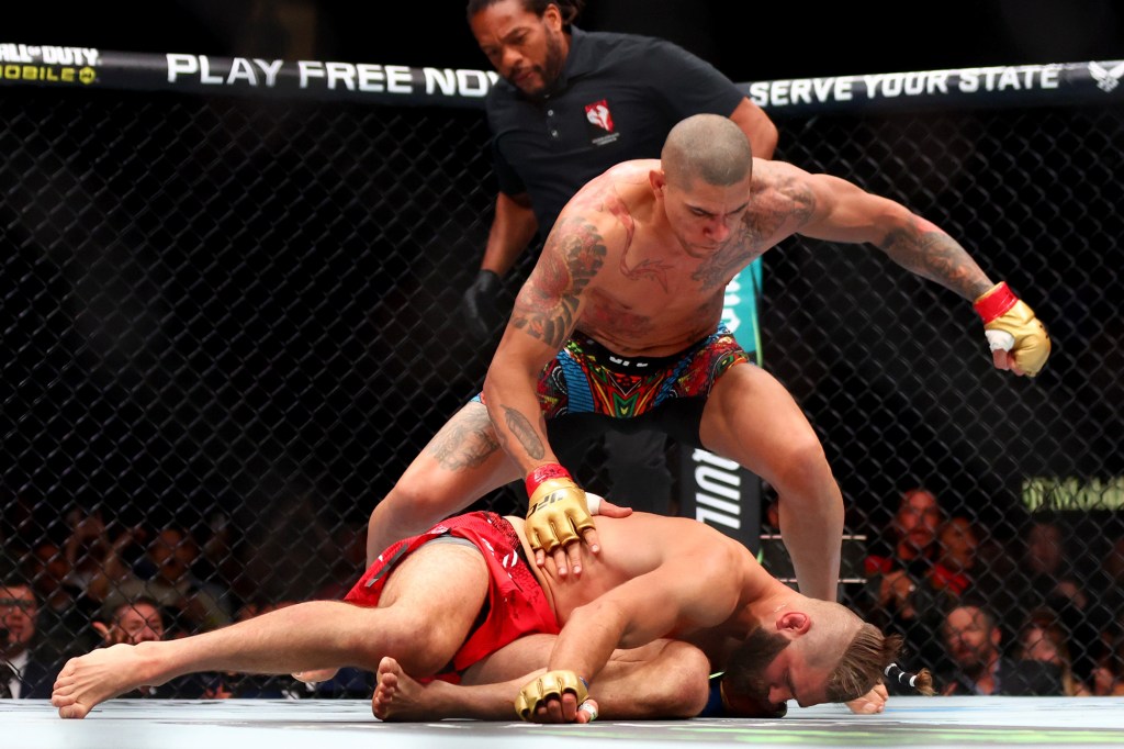 Alex Pereira finishes off Jiri Prochazka to successfully defend his light heavyweight title at UFC 303.