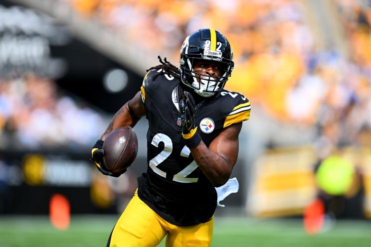 Najee Harris carries the ball during the Steelers' Week 3 win over the Chargers.