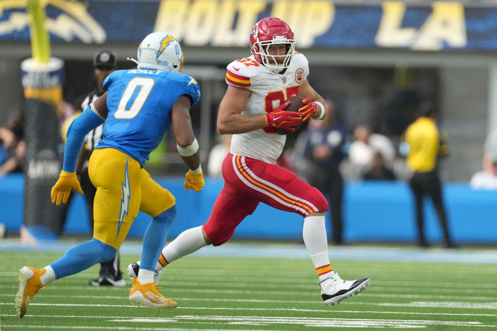 Travis Kelce (87) runs against the Chargers on Sept. 29, 2024.