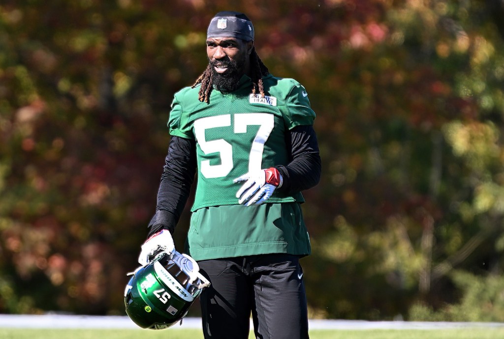 C.J. Mosley takes a break during a Jets' practice earlier this week.