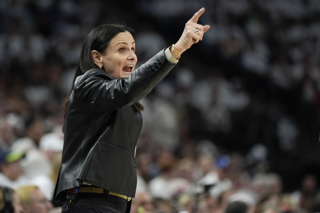 Sandy Brondello shouts out instructions during the Liberty's Game 4 loss.