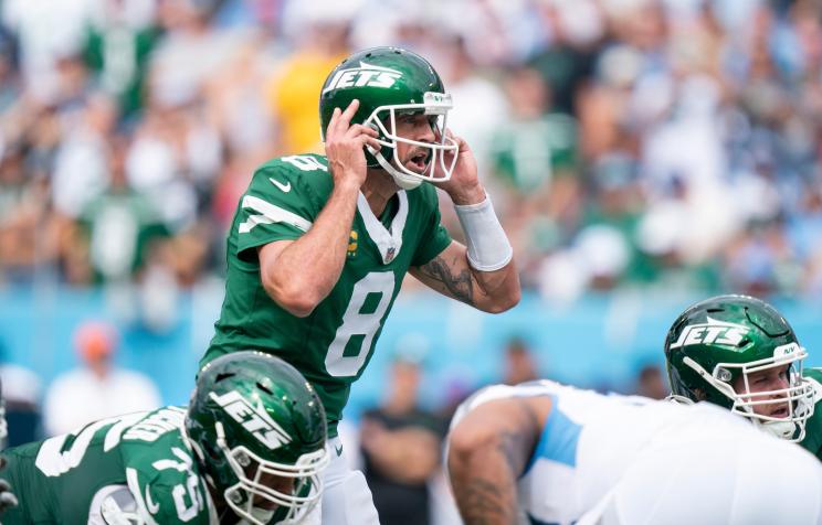 Aaron Rodgers calls a play during the Jets' Week 3 win over the Titans.