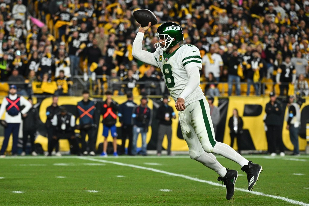 Aaron Rodgers throws a pass during the Jets' loss to the Steelers on Oct. 20, 2024. 