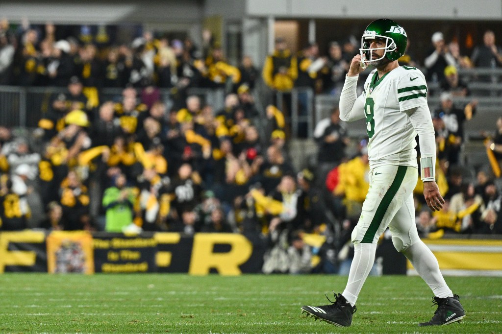 Aaron Rodgers reacts during the Jets' loss to the Steelers on Oct. 20, 2024.