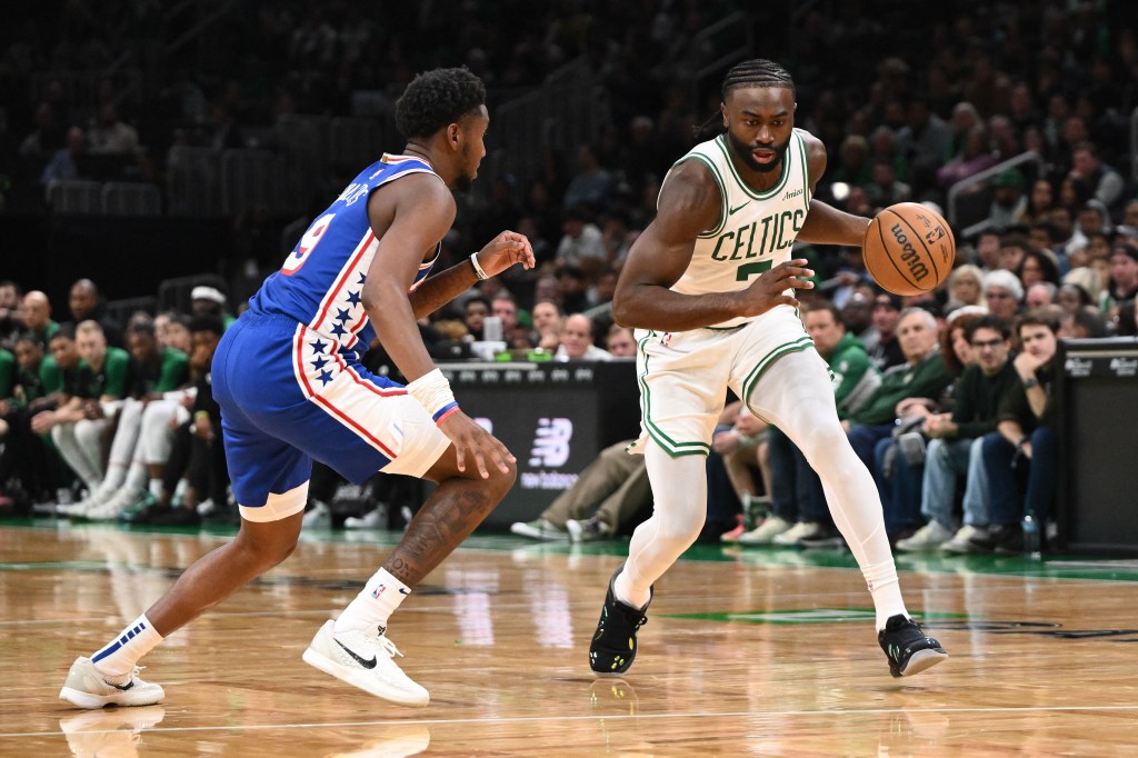 Celtics guard Jaylen Brown (7) drives to the basket against the Philadelphia 76ers