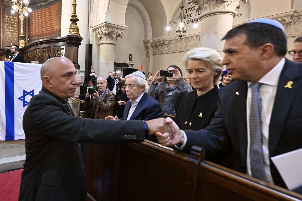 Alon Nimrodi (L) father of Israeli soldier Tamir Nimrodi 