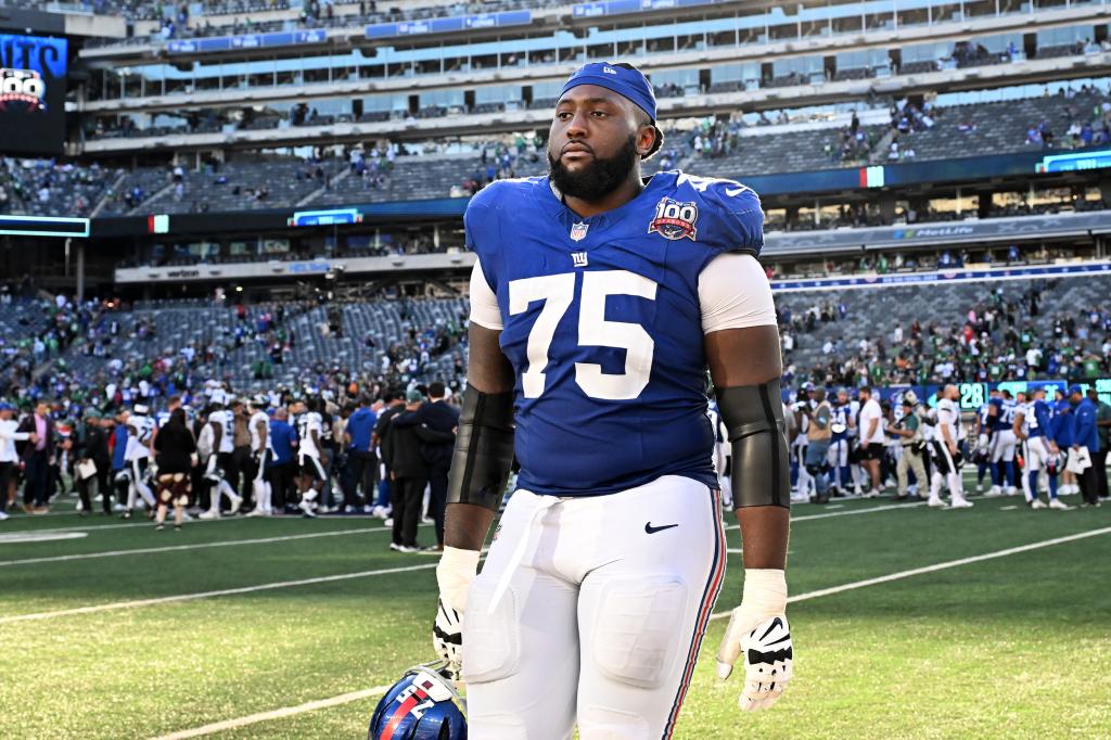 Andrew Thomas walks off the field after the Giants' loss to the Eagles on Oct. 20, 2024. 