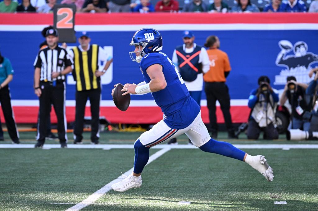 Giants quarterback Drew Lock scrambles against the Eagles on Oct. 20, 2024.