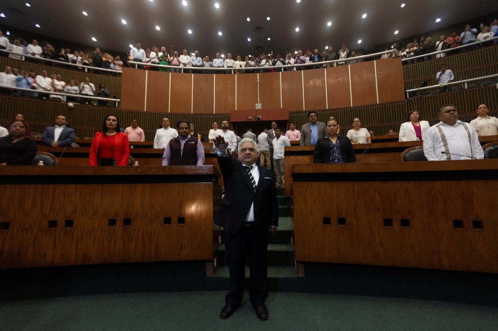 The new Chilpancingo mayor takes office as violence fills the streets of his city.