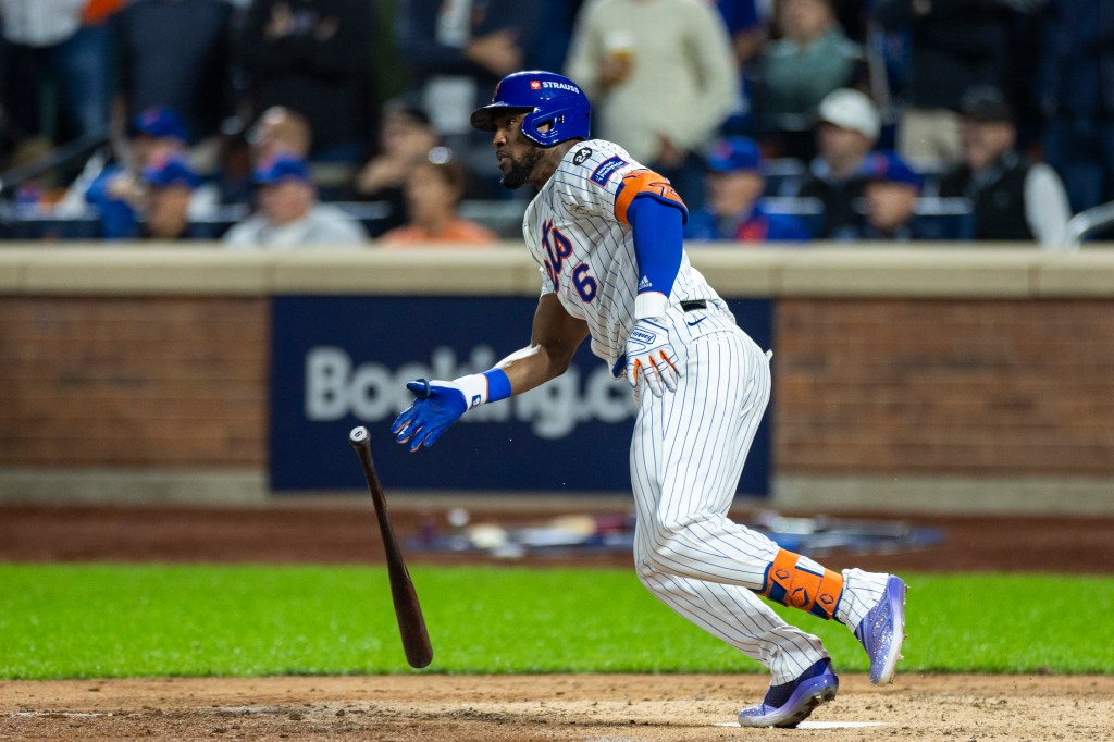 Starling Marte (6) hits a two RBI single scoring Pete Alonso (20) and Brandon Nimmo (9) in the sixth inning of Game 3