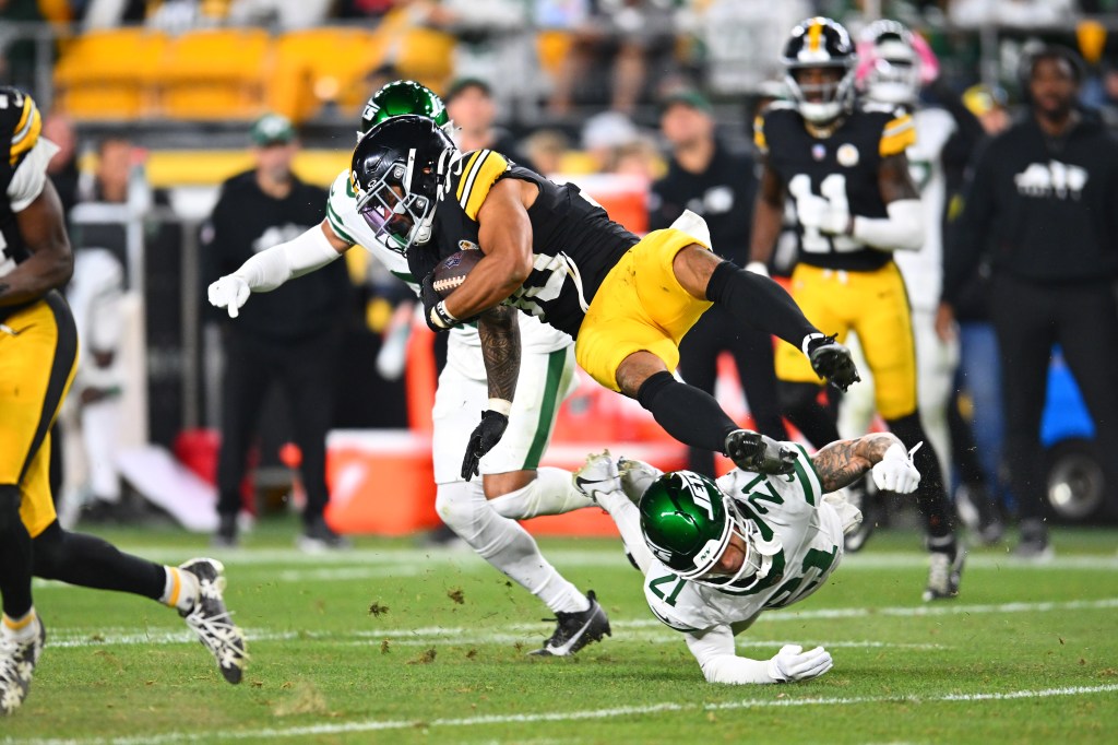 PITTSBURGH, PENNSYLVANIA - OCTOBER 20: Jaylen Warren #30 of the Pittsburgh Steelers is tackled by Ashtyn Davis #21 of the New York Jets during the third quarter at Acrisure Stadium on October 20, 2024 in Pittsburgh, Pennsylvania. (Photo by Joe Sargent/Getty Images)
New York Jets v Pittsburgh Steelers