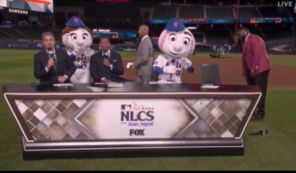 Derek Jeter walks off the Fox Sports set after a awkward exchange between David Ortiz and the Mets' mascots