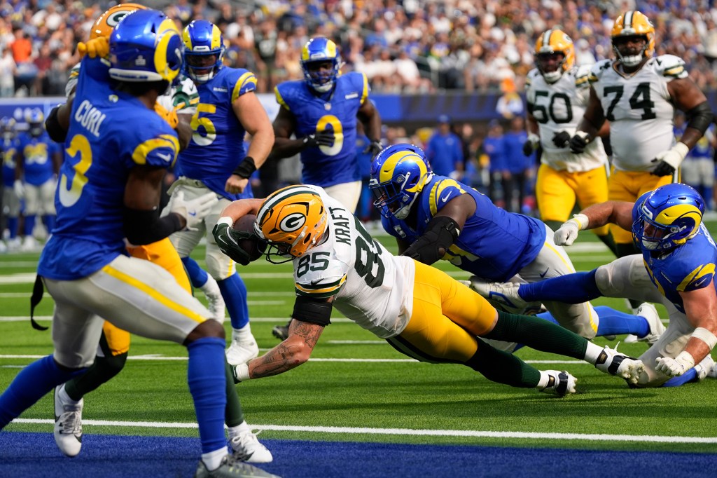 Tucker Kraft stretches toward the end zone during the Packers' game on Oct. 7.