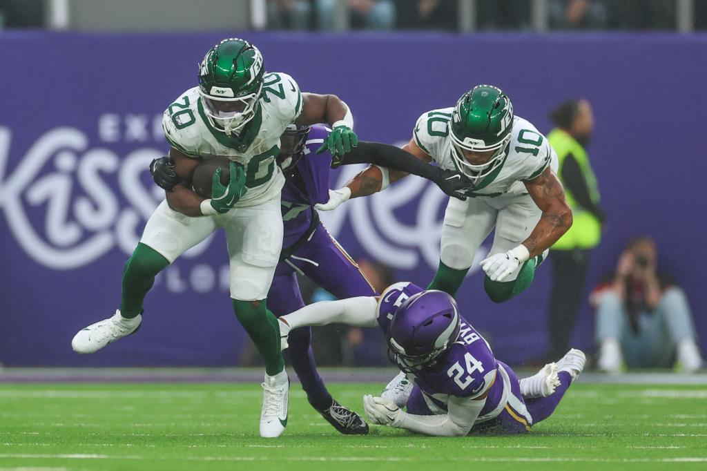 New York Jets player Breece Hall (20) running with the football during a game against the Minnesota Vikings at the Tottenham Hotspur stadium