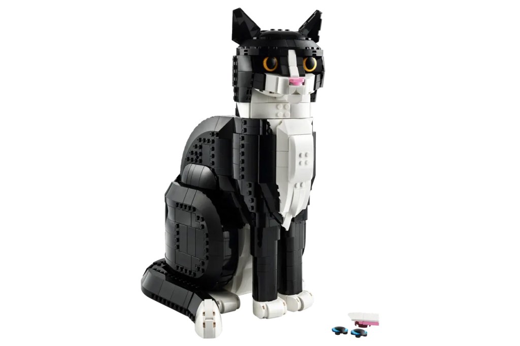 A black and white cat made of Legos