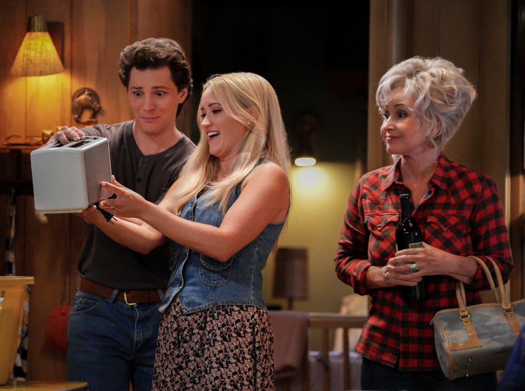  Montana Jordan as Georgie, Emily Osment as Mandy and Annie Potts as Meemaw. 