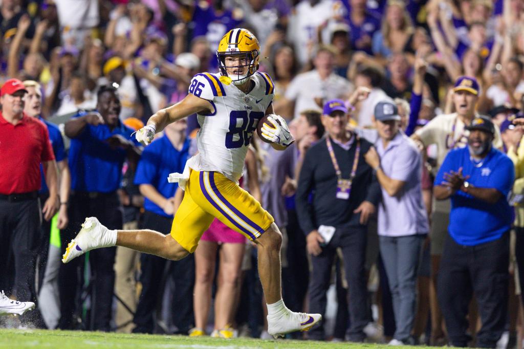 LSU Tigers tight end Mason Taylor (86) runs for a first down against the Mississippi Rebels during the second half at Tiger Stadium on Oct. 12, 2024. 