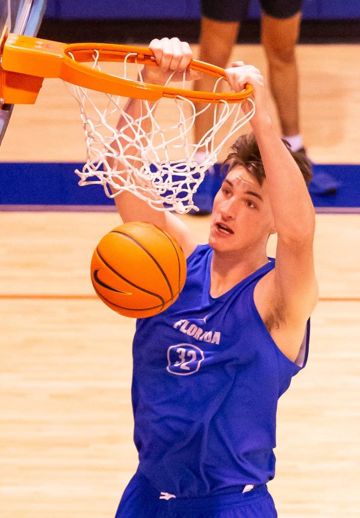 Olivier Rioux dunks the ball during a Florida practice on Sept. 24, 2024.