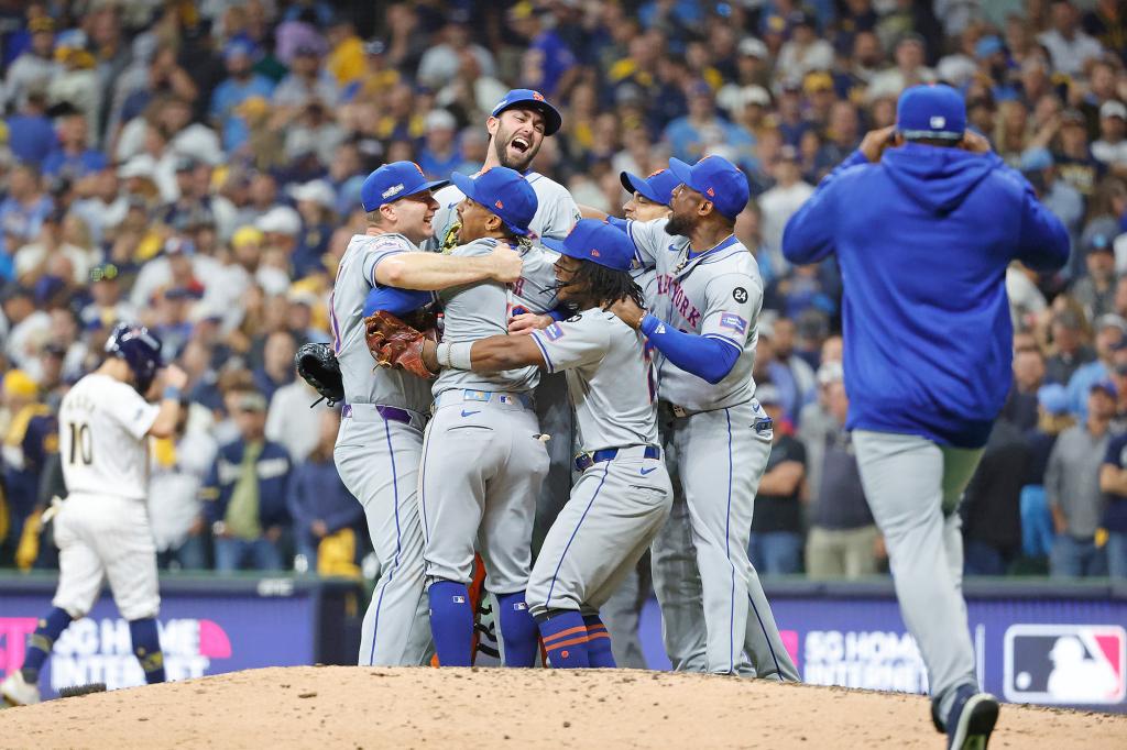 The Mets celebrate after defeating the Brewers in Game 3 of the NL Wild Card Series.