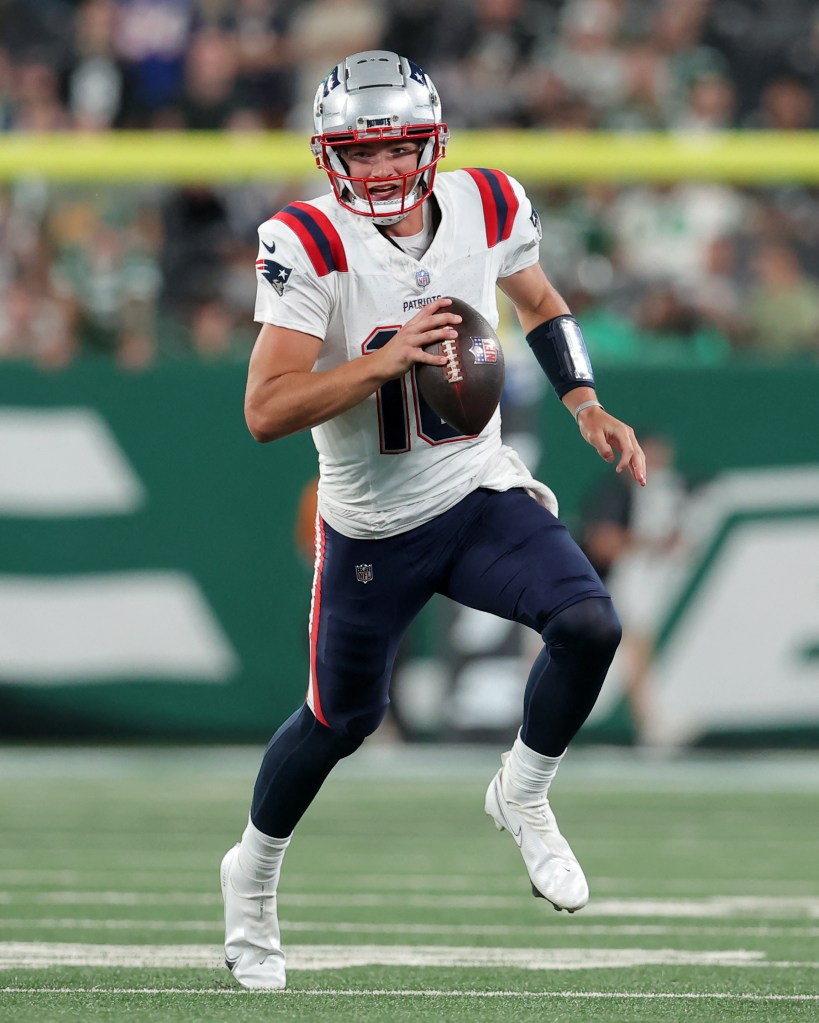 Patriots quarterback Drake Maye (10) looks to pass against the New York Jets during the fourth quarter at MetLife Stadium on September 29, 2024. 