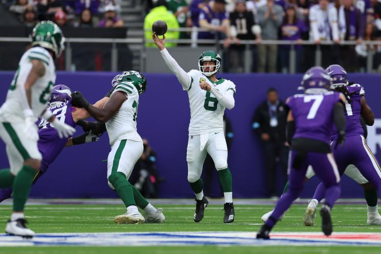 Jets quarterback Aaron Rodgers (8) throws against the Vikings in London on Oct. 6, 2024.