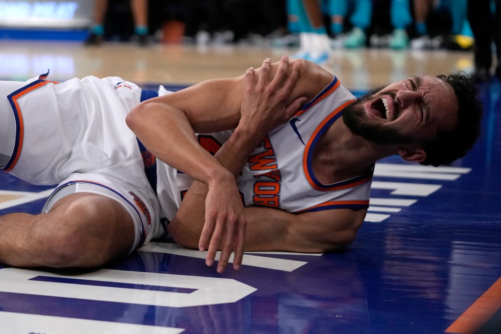 Landry Shamet injures his shoulder during the Knicks-Hornets preseason game on Oct. 15, 2024. 