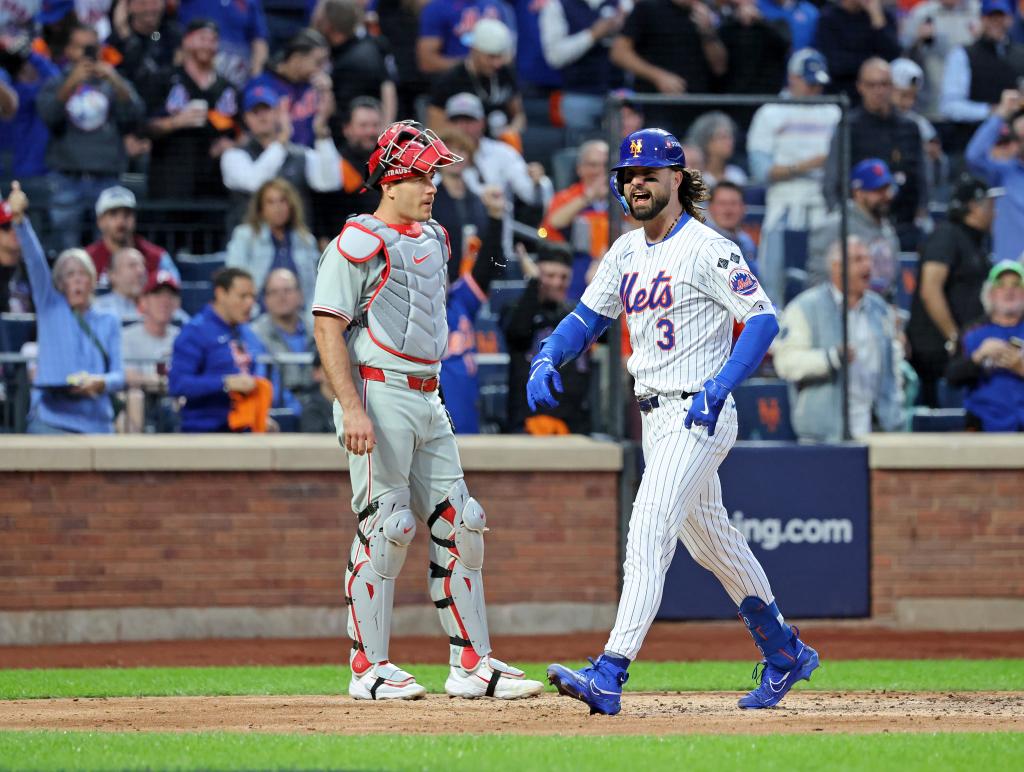 Mets outfielder Jesse Winker #3 reacts as he rounds the bases on his solo home run during the fourth inning.