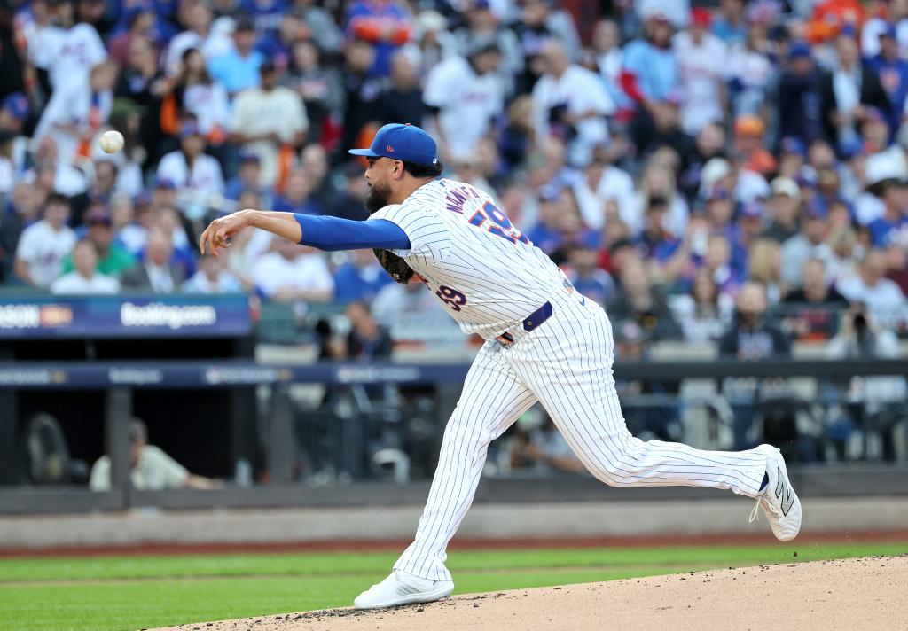 Mets pitcher Sean Manaea #59 throws a pitch during the first inning.