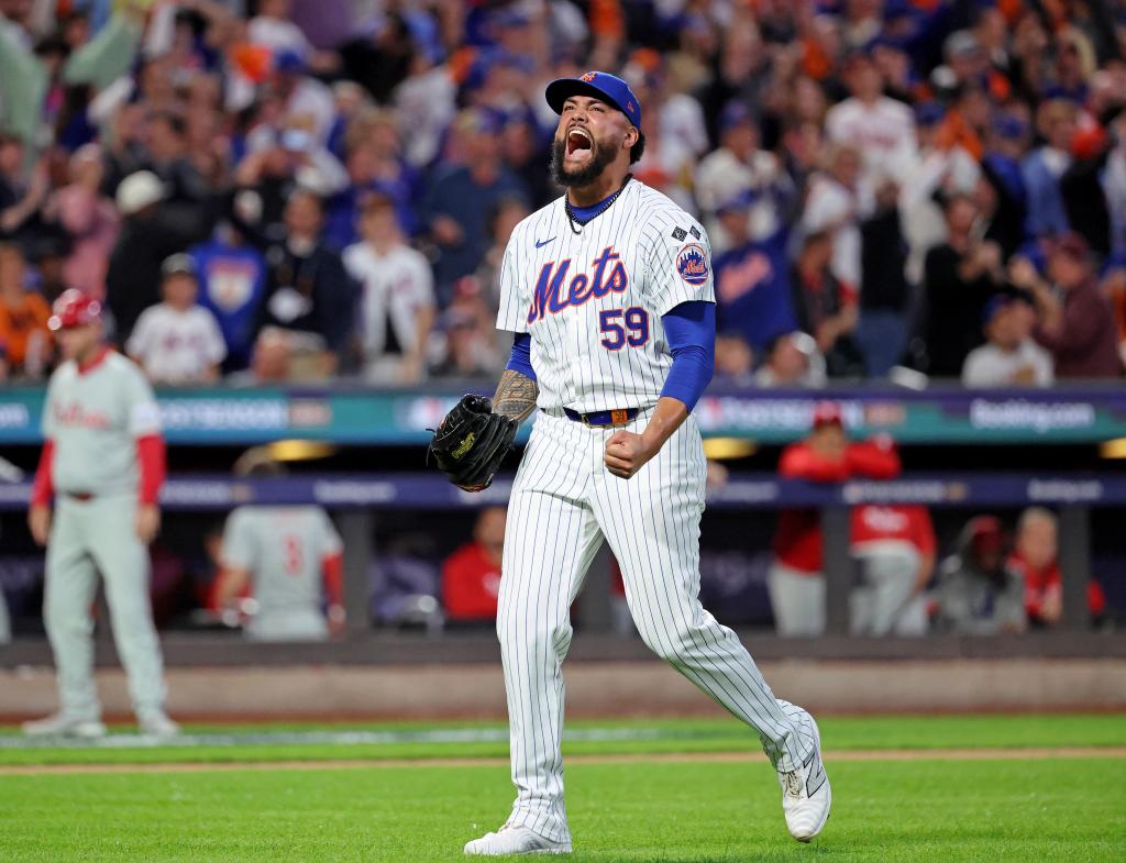 Mets pitcher Sean Manaea #59 reacts after getting the final out of the sixth inning.