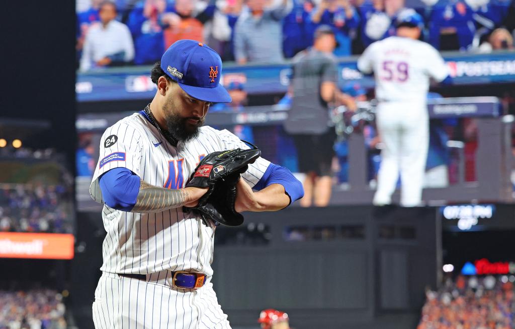 Mets pitcher Sean Manaea #59 reacts as he walks back to the dugout after being pulled from the game during the 8th inning.