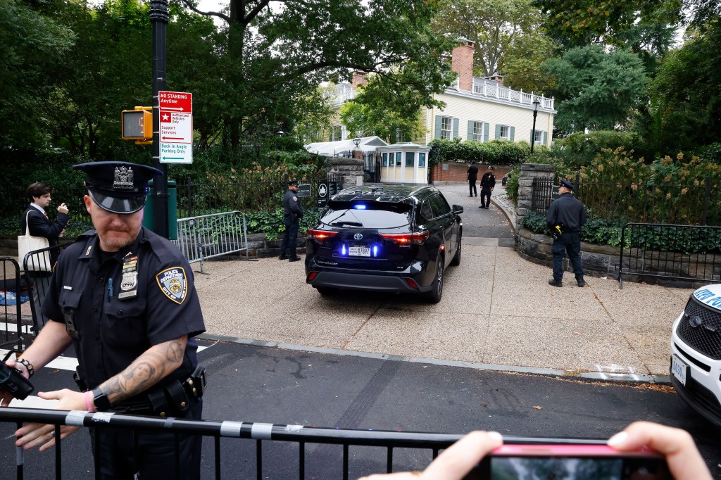 NYC SUV enters Gracie Mansion.