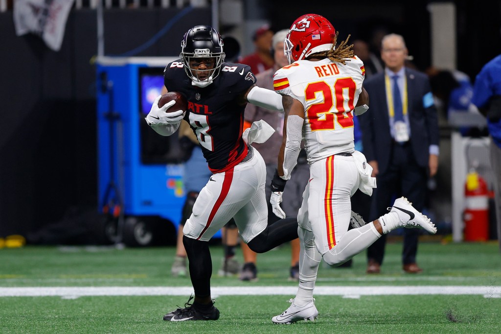 Kyle Pitts runs with the ball during the Falcons' Week 3 game against the Chiefs.