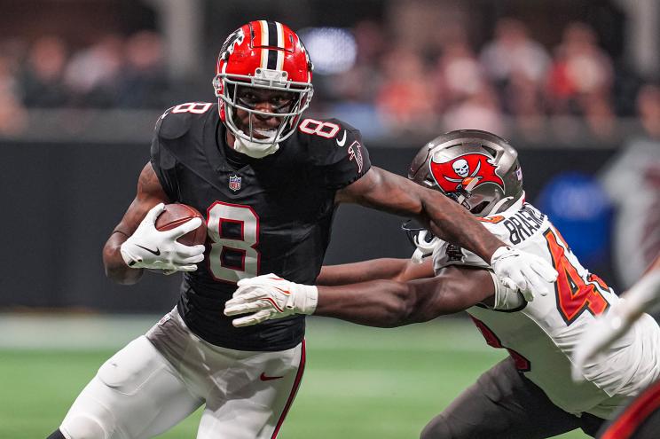 Kyle Pitts runs during their Week 5 game against the Buccaneers.