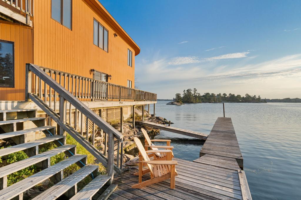 The island also delivers a dock, as the mainland marina is a short ride away.