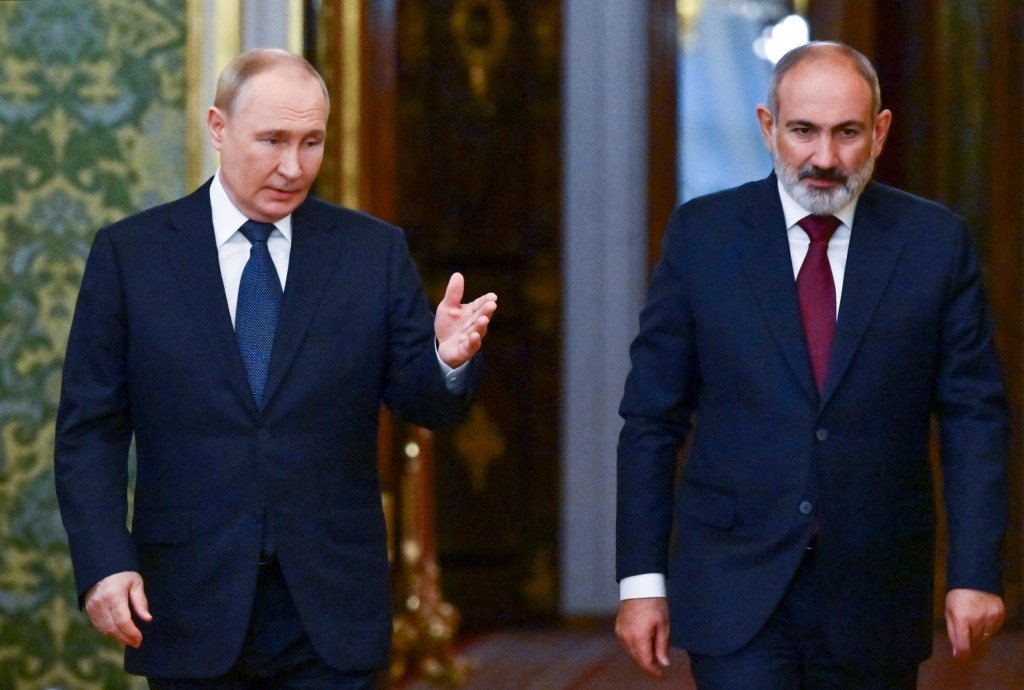 Vladimir Putin with Armenian Prime Minister Nikol Pashinyan.