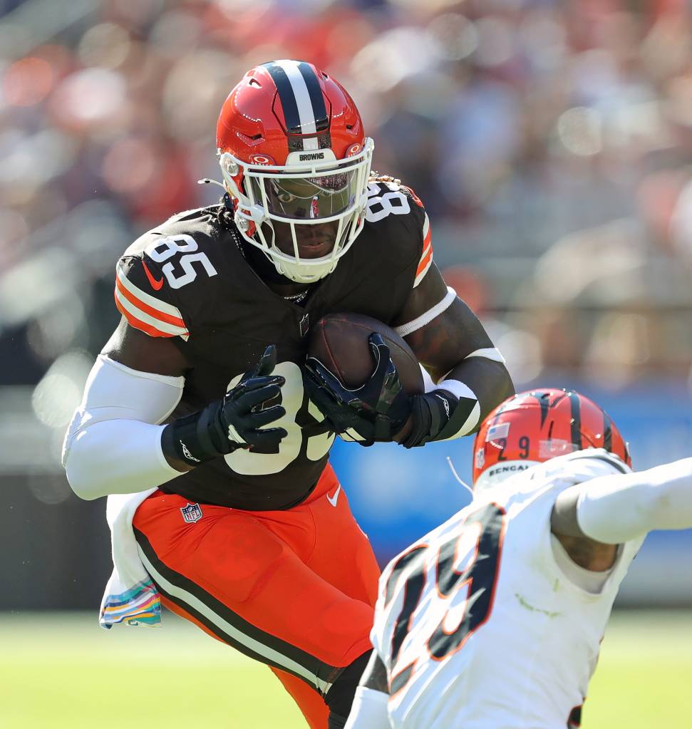 Browns tight end David Njoku (85) stares down Cincinnati Bengals cornerback Cam Taylor-Britt