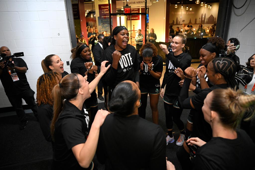 Jonquel Jones #35 of the New York Liberty huddles with her teammates before the game against the Minnesota Lynx during Game 5