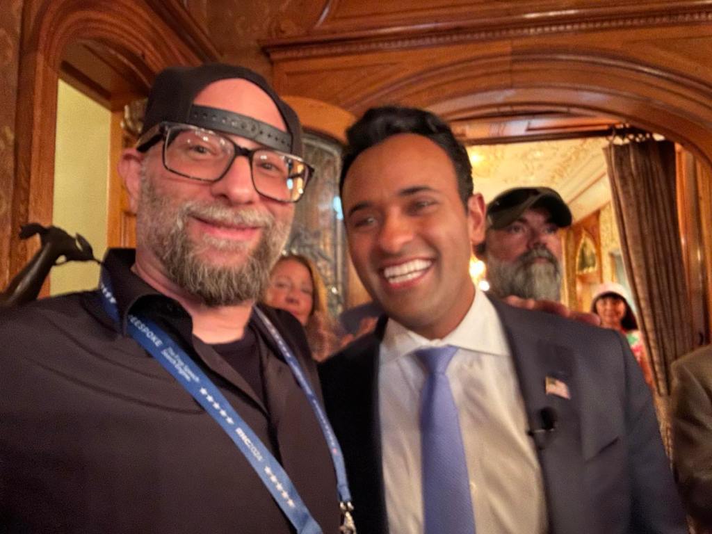 Vem Miller, the armed man arrested at Trump's rally, poses with Vivek Ramaswamy