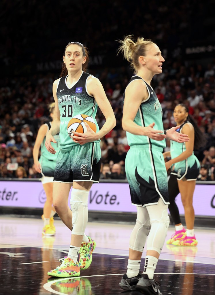 Courtney Vandersloot (r.) is on Breanna Stewart's Mist team in the Unrivaled league.