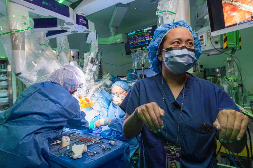 On Oct. 22, Chang made small incisions between Mehrkar's ribs before employing the da Vinci Xi robotic system to remove her diseased lungs, prepare her heart and airway for implantation and sew in donor lungs.