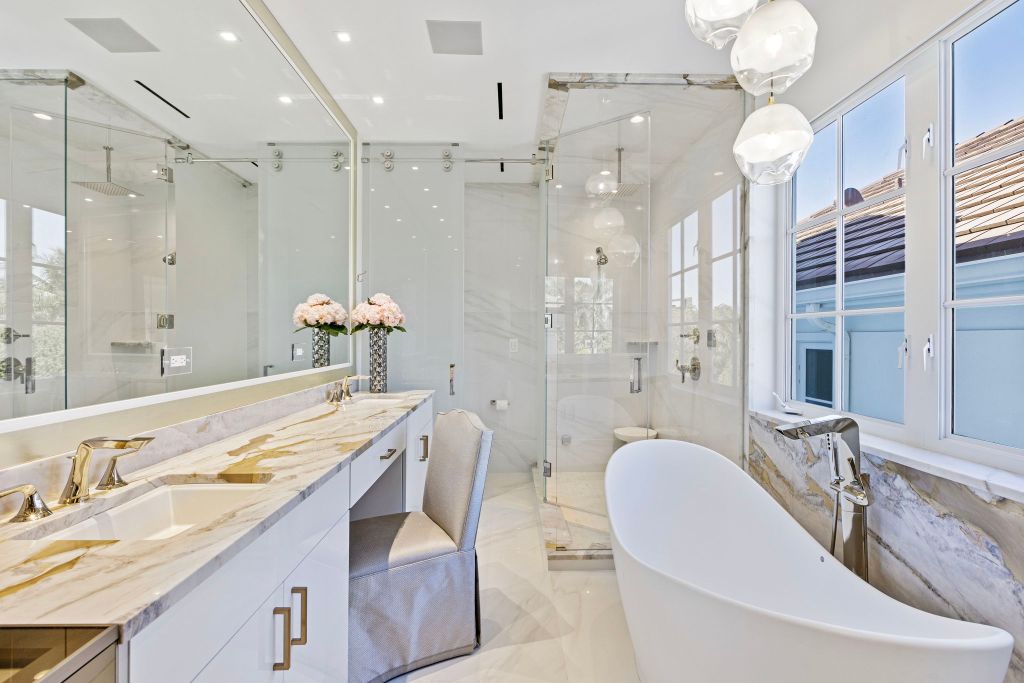 The ensuite bathroom. 