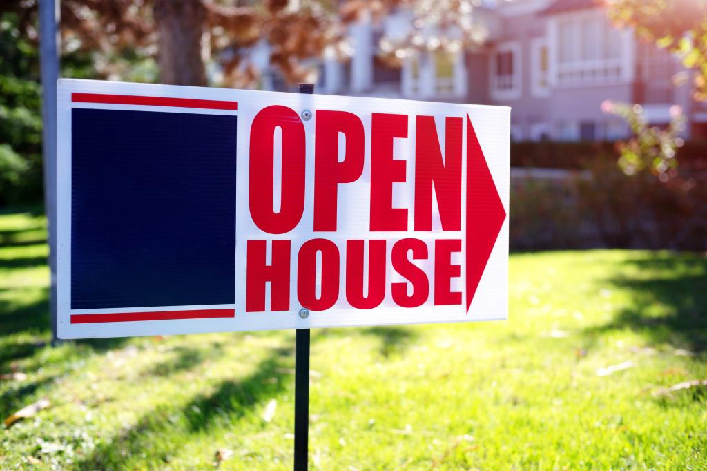 A picture of an open house sign.