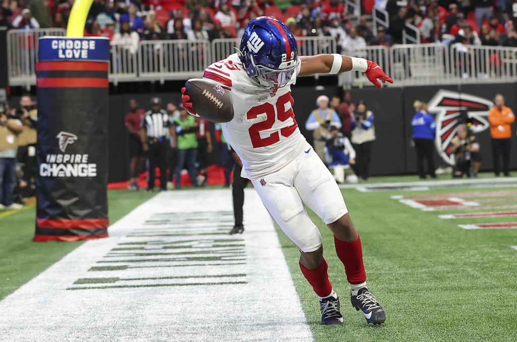 Tyrone Tracy makes an acrobatic catch for a touchdown during the Giants' Week 16 loss to the Falcons.