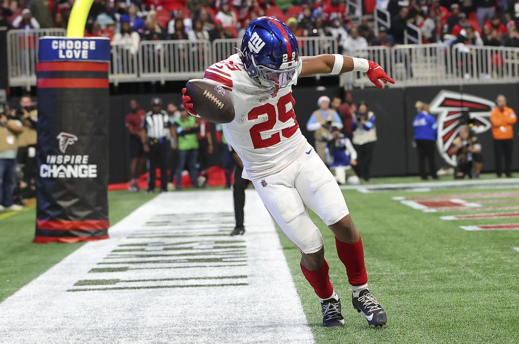 Tyrone Tracy makes an acrobatic catch for a touchdown during the Giants' Week 16 loss to the Falcons.
